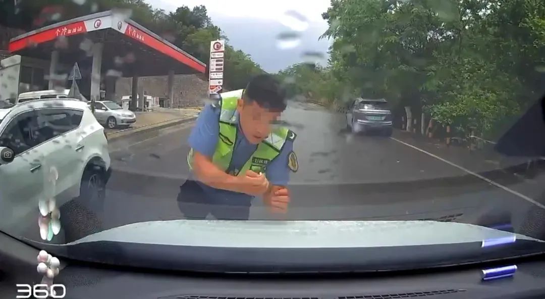 云南个旧通报“碰瓷式执法”