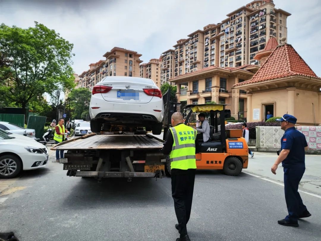 “生命”通道不是停车场！这辆白车，你违法了