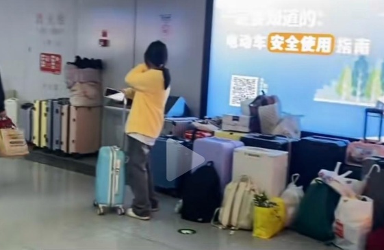 合肥一地铁口，这一幕全网热议！