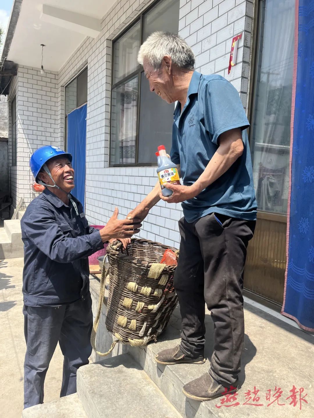 摩托+背篓，太行山上免费“跑腿”35年