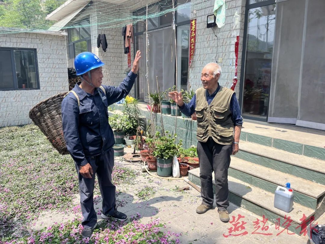 摩托+背篓，太行山上免费“跑腿”35年