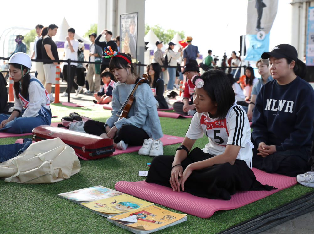 韩国首尔举行“汉江发呆大赛”