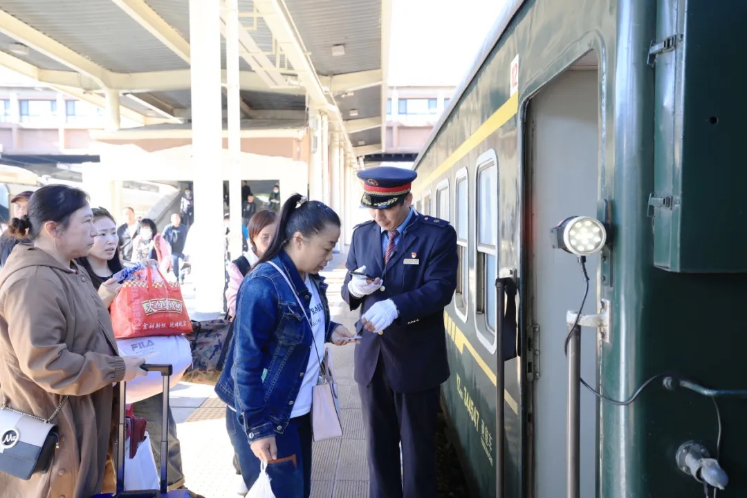 这趟特别的专列,连续开行25年! 这趟特别的专列,连续开行25年!