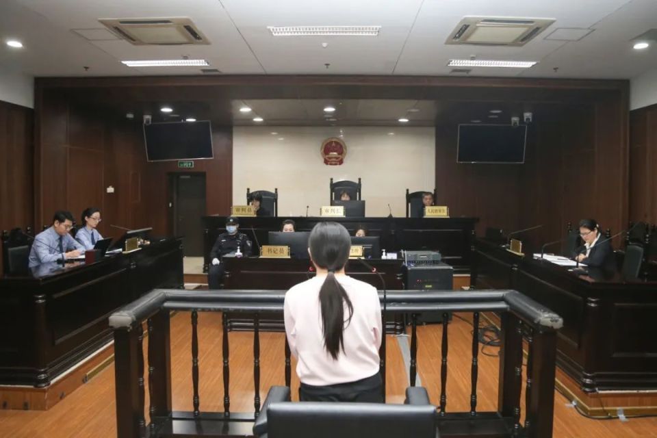 40岁女子被骗10万后仍与骗子互称“老公老婆”，还自愿协助诈骗