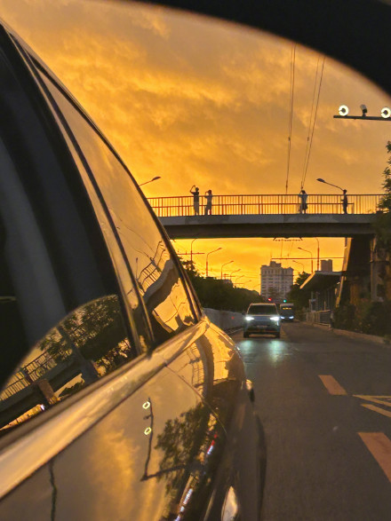 太美了！北京白天七彩祥云傍晚火烧云