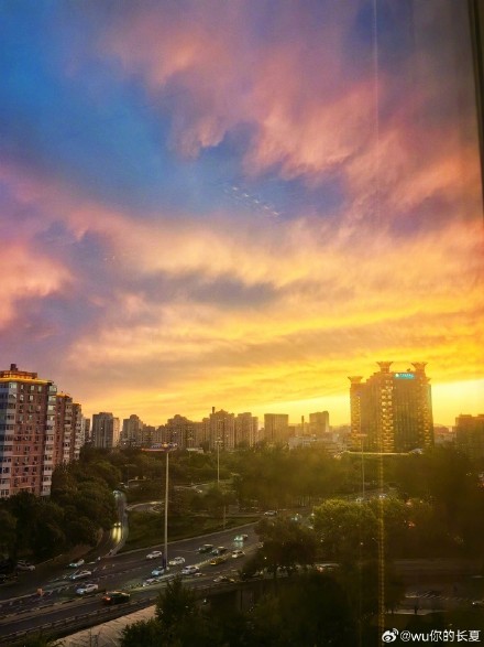 太美了！北京白天七彩祥云傍晚火烧云