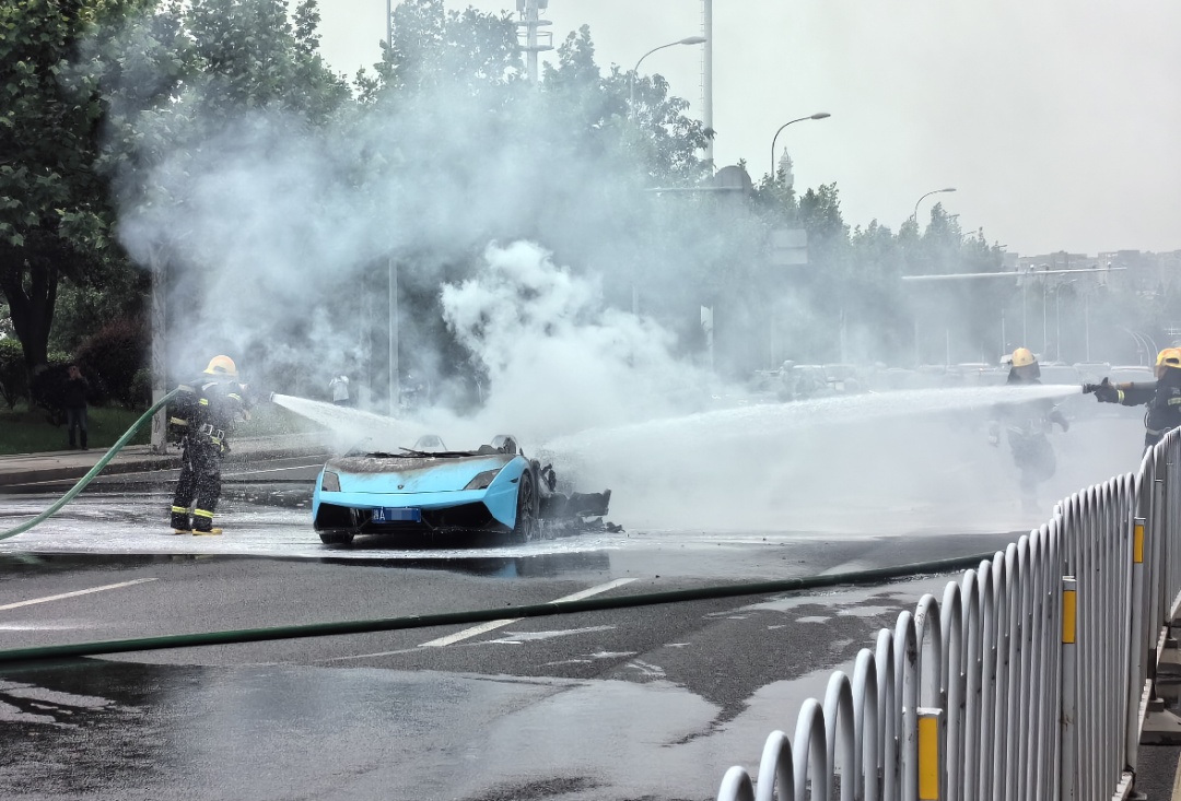 长沙街头一辆兰博基尼起火？现场原来是这样