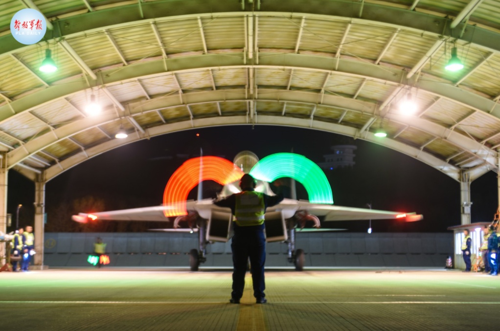 暗夜出击！看“飞鲨”跨昼夜飞行训练