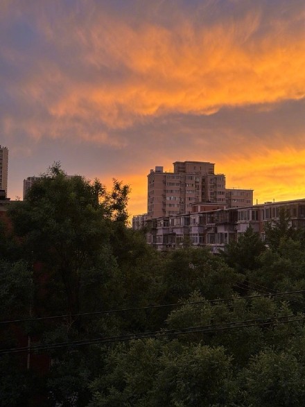 太美了！北京白天七彩祥云傍晚火烧云