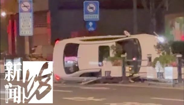 深夜上海街头一车辆侧翻！“神秘”施救人来头不小，警方通报→
