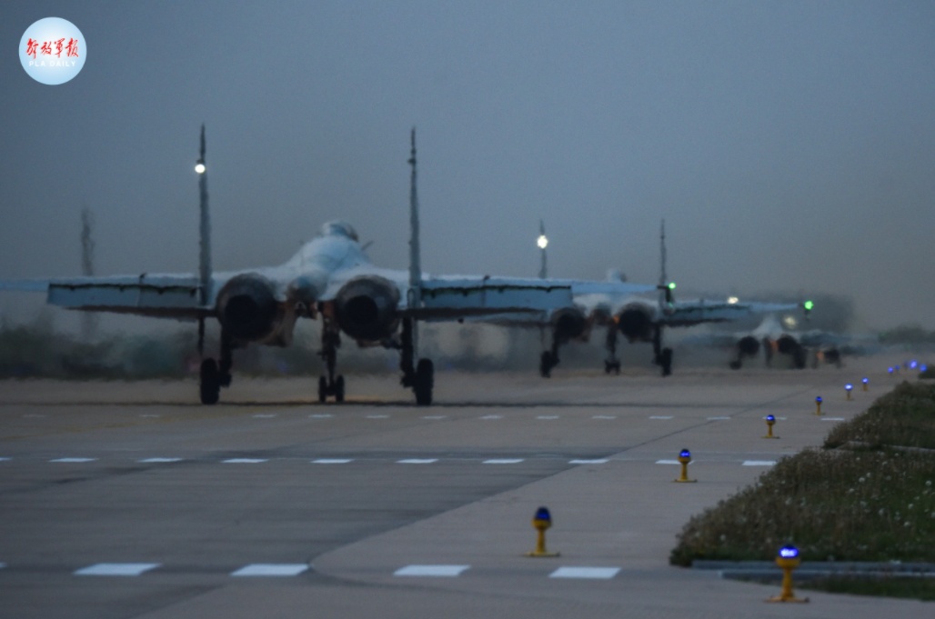 暗夜出击！看“飞鲨”跨昼夜飞行训练