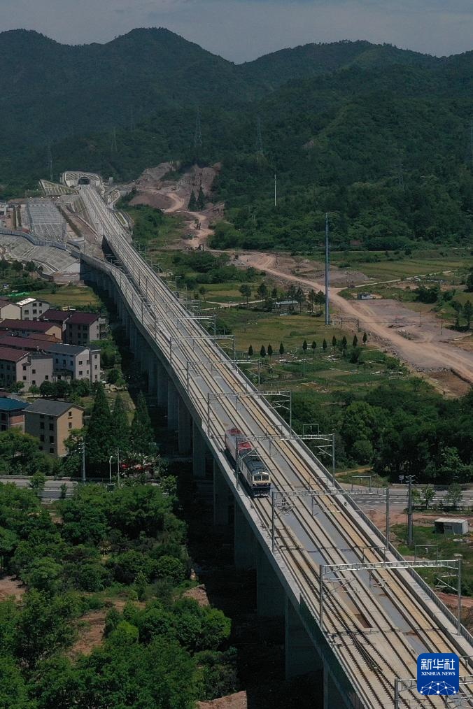 浙江：杭温高铁启动接触网热滑试验