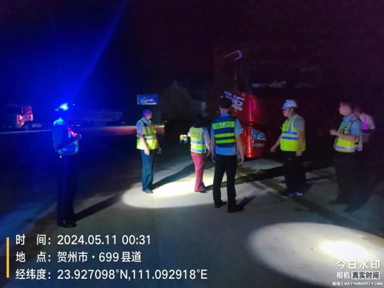 “巨无霸”上高速被拦,他竟手动“开路”,态度嚣张……拘留10天! “巨无霸”上高速被拦,他竟手动“开路”,态度嚣张……拘留10天!