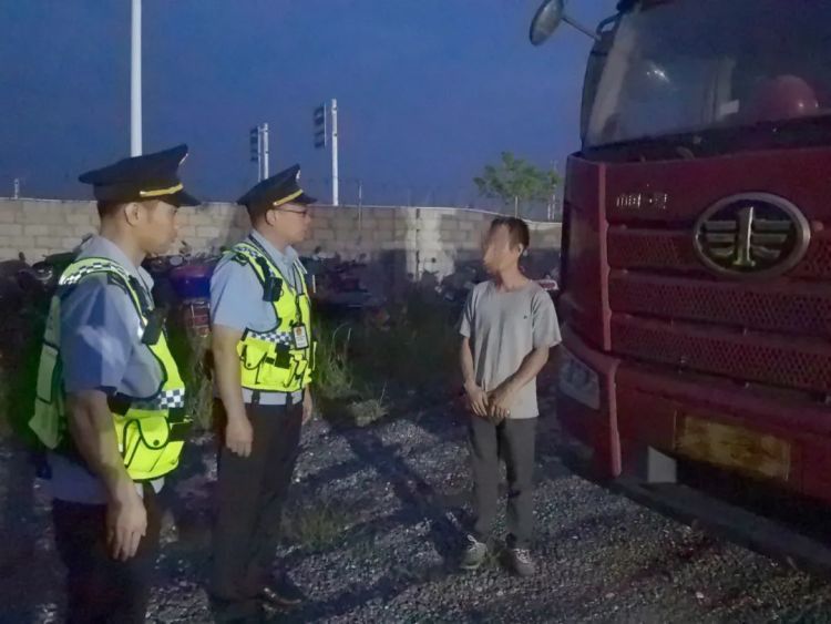 “巨无霸”上高速被拦,他竟手动“开路”,态度嚣张……拘留10天! “巨无霸”上高速被拦,他竟手动“开路”,态度嚣张……拘留10天!