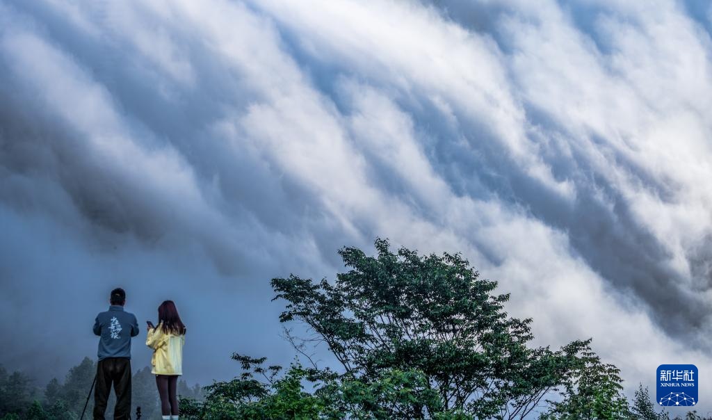 重庆南川：金佛山云瀑天上流