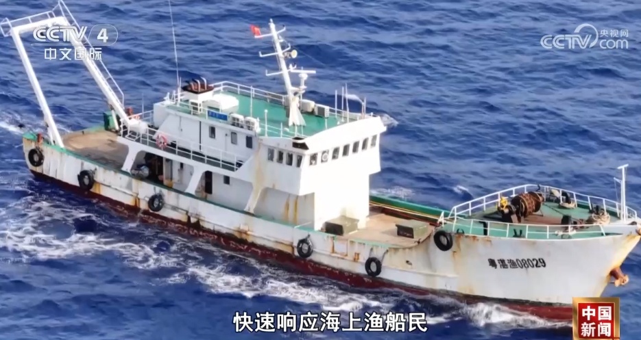 中国海警在南海黄岩岛海域成功开展海上救生训练