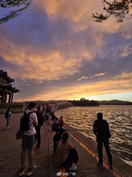 北京今天又是七彩祥云又是火烧云