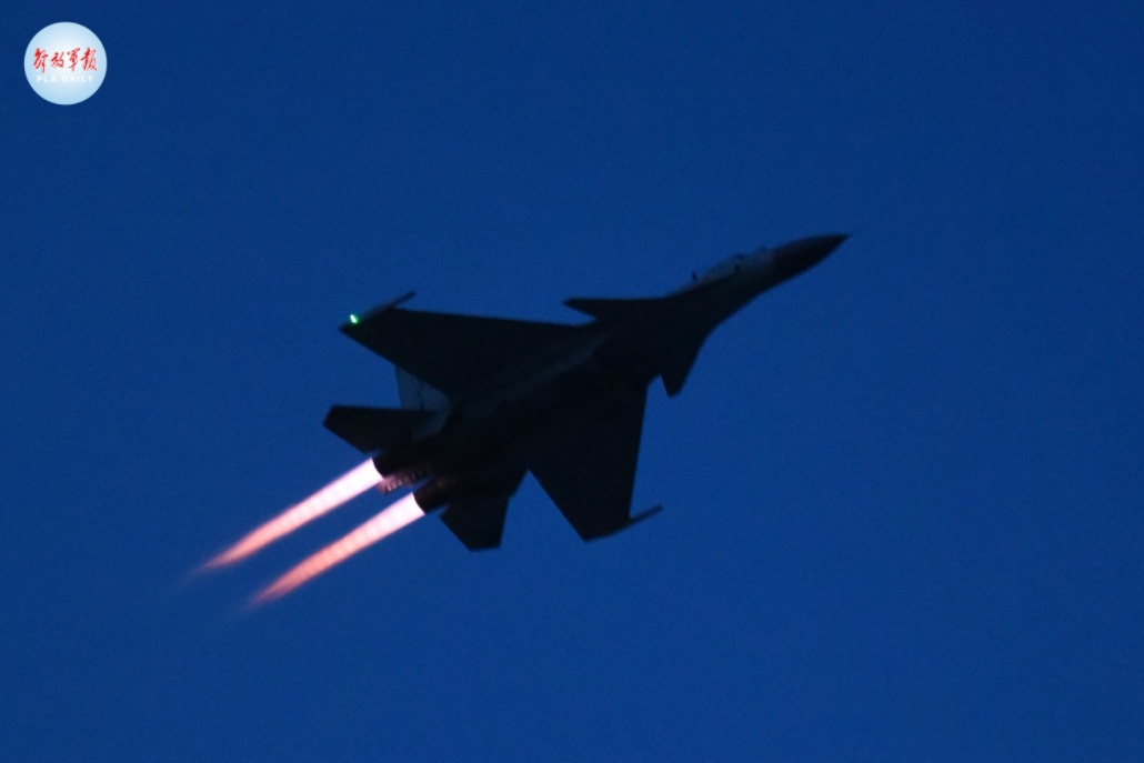 暗夜出击！看“飞鲨”跨昼夜飞行训练