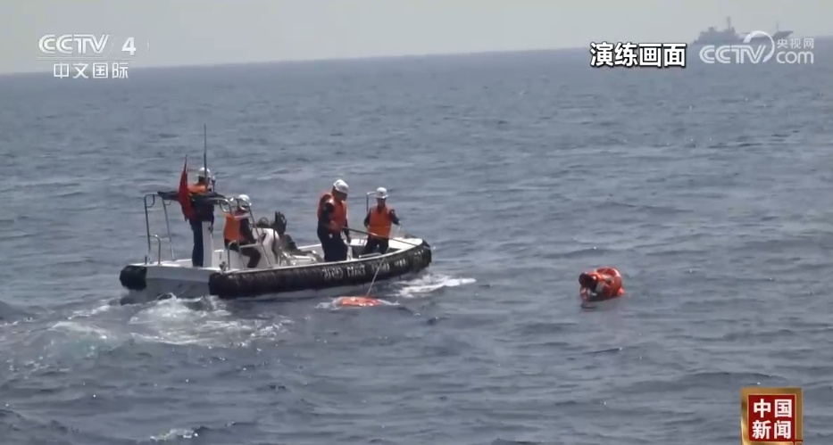 中国海警在南海黄岩岛海域成功开展海上救生训练