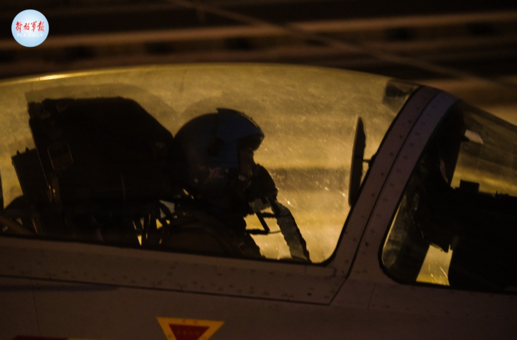暗夜出击！看“飞鲨”跨昼夜飞行训练