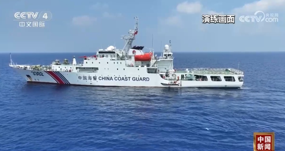 中国海警在南海黄岩岛海域成功开展海上救生训练