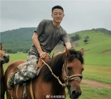 马背上的农村娃练成一等功枪王