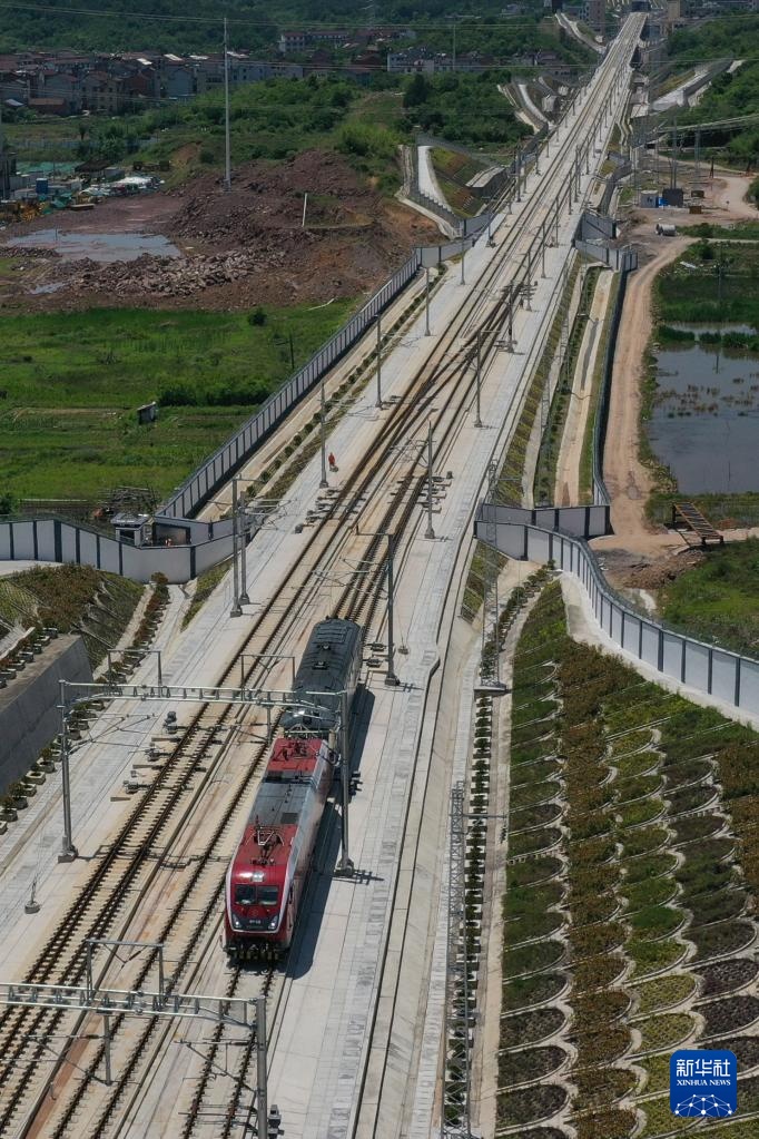 浙江：杭温高铁启动接触网热滑试验