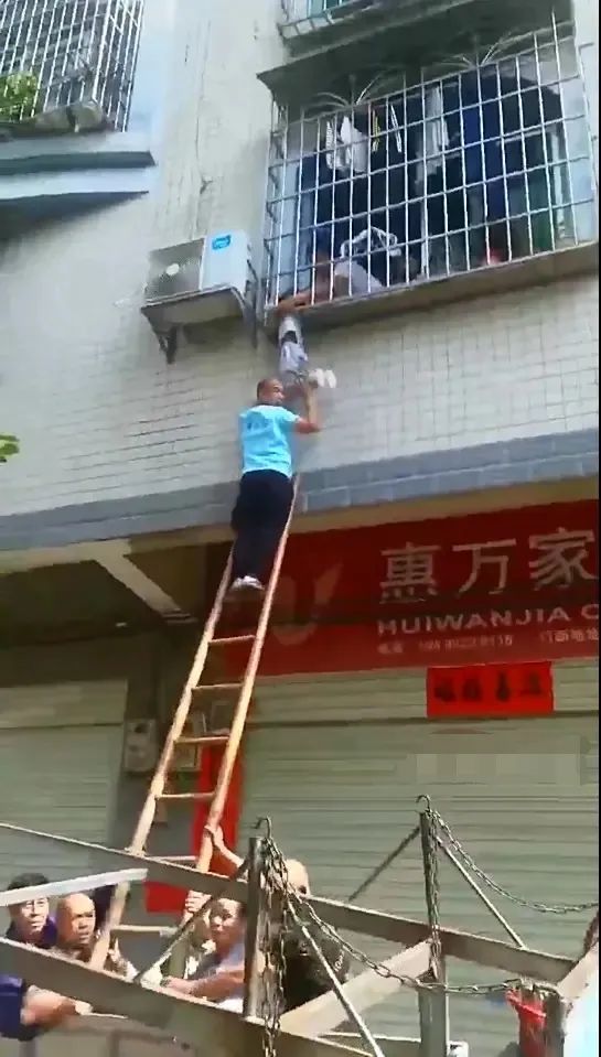 “孩子脸已经变颜色了!”4岁女孩头挂防盗网悬空,邻居大叔毫不犹豫…… “孩子脸已经变颜色了!”4岁女孩头挂防盗网悬空,邻居大叔毫不犹豫……