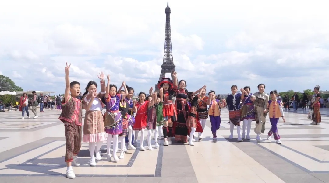 这支乡村小学合唱团，从五指山唱到塞纳河