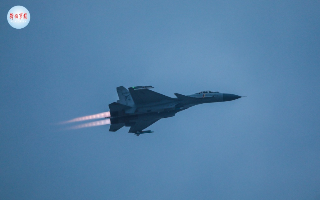 暗夜出击！看“飞鲨”跨昼夜飞行训练