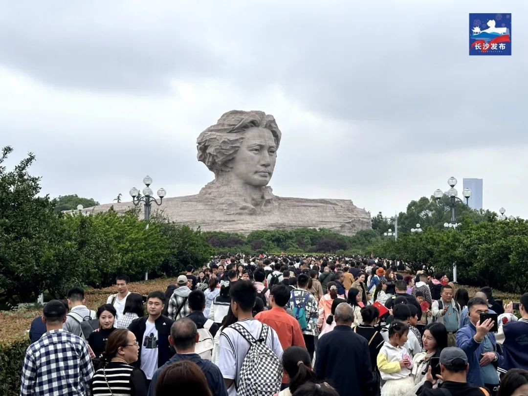 橘子洲上，她借给陌生人600元……陌生人默默记下观光小火车的车牌号