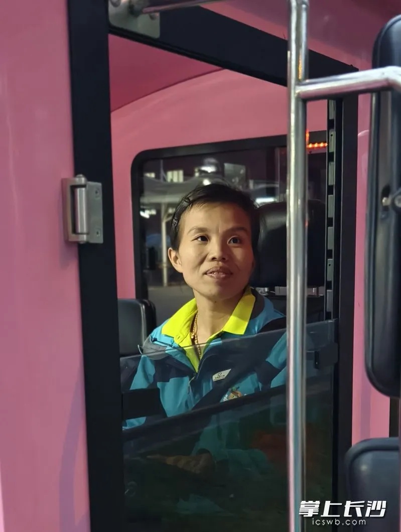 橘子洲上，她借给陌生人600元……陌生人默默记下观光小火车的车牌号