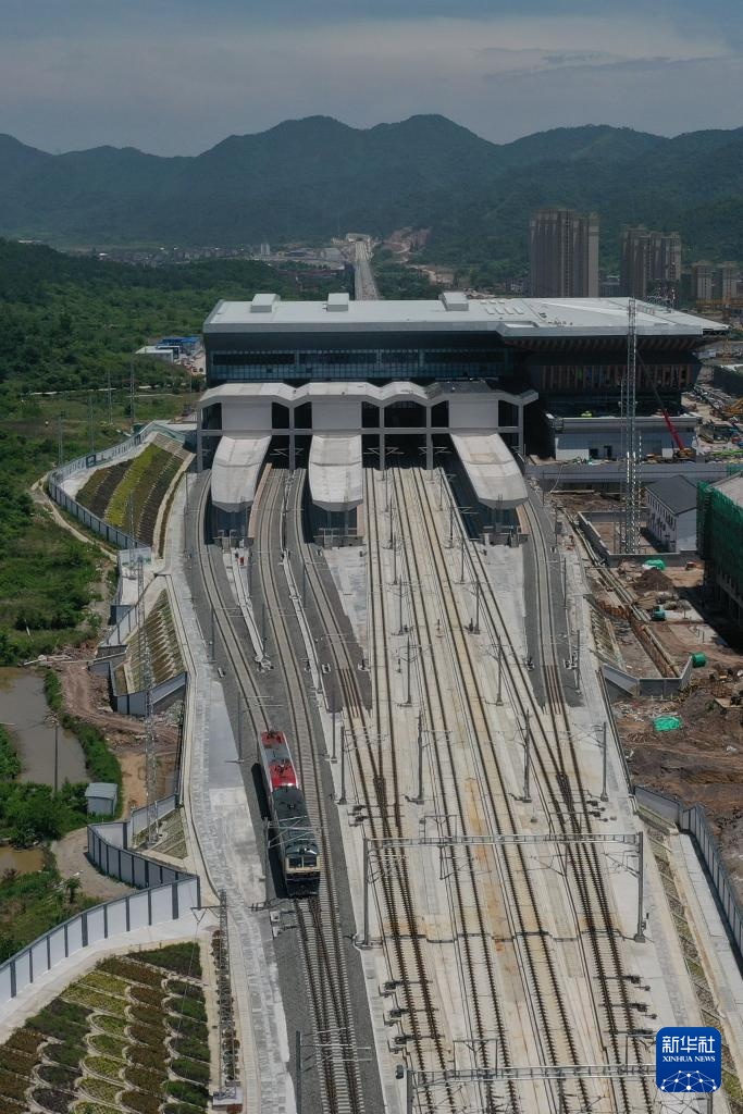 浙江：杭温高铁启动接触网热滑试验