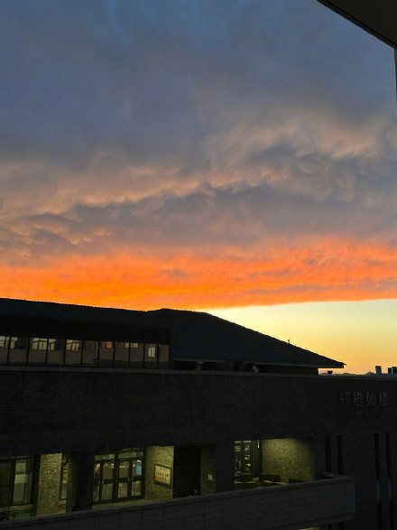 太美了！北京白天七彩祥云傍晚火烧云