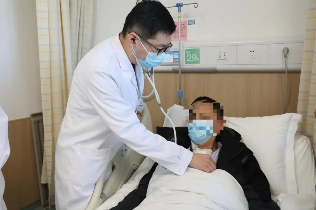 只因路上多看一眼便救人一命！这对“医生夫妻”真赞