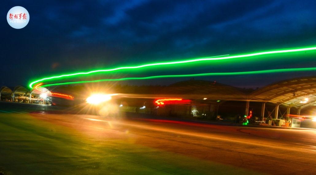 暗夜出击！看“飞鲨”跨昼夜飞行训练