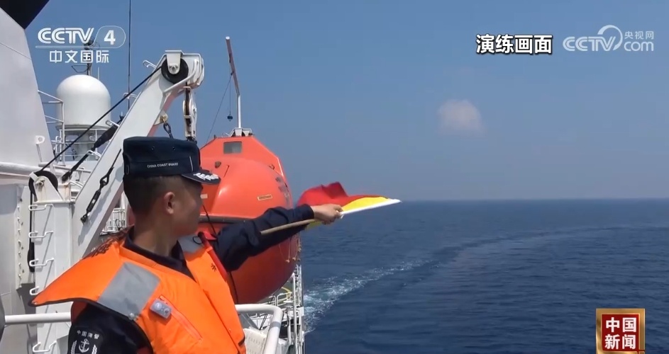 中国海警在南海黄岩岛海域成功开展海上救生训练
