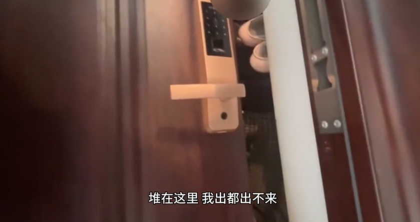 百万快递堆家中，却一个也不拆！这位老人到底缺了什么？