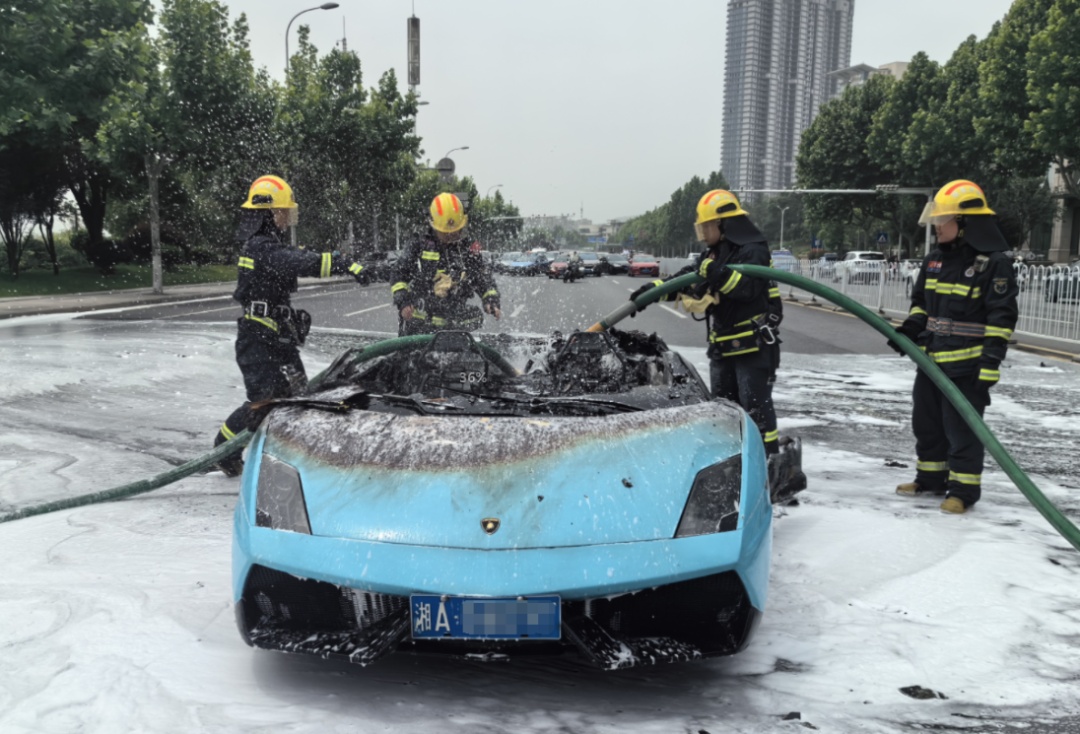 长沙街头一辆兰博基尼起火？现场原来是这样