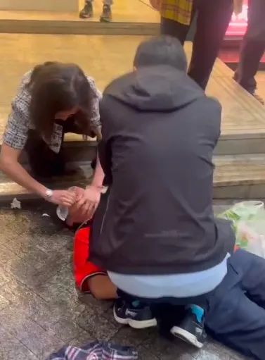 只因路上多看一眼便救人一命！这对“医生夫妻”真赞