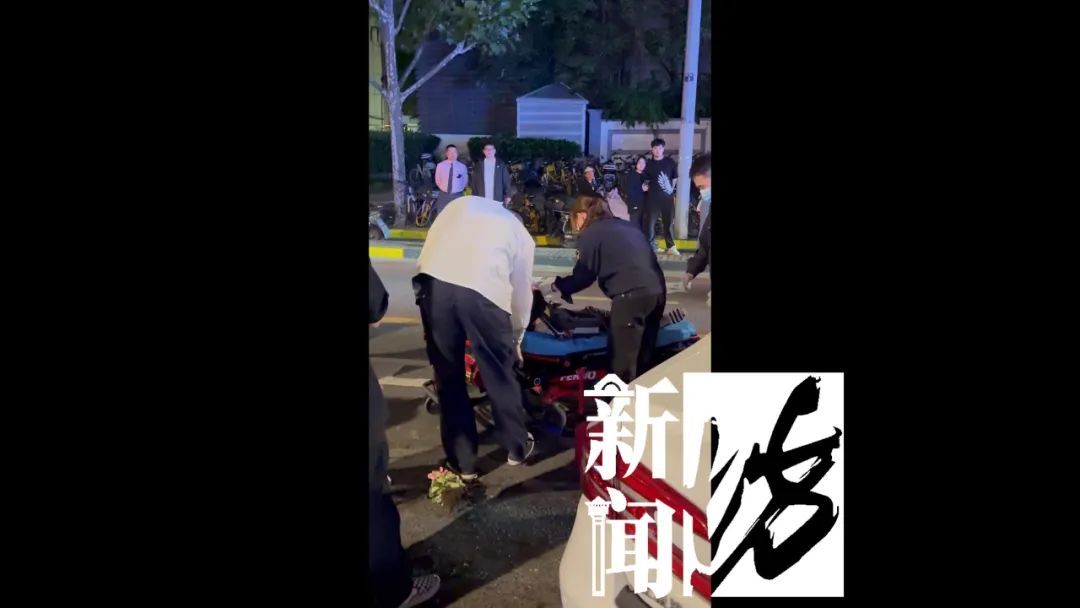 深夜上海街头一车辆侧翻！“神秘”施救人来头不小，警方通报→