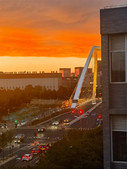 太美了！北京白天七彩祥云傍晚火烧云