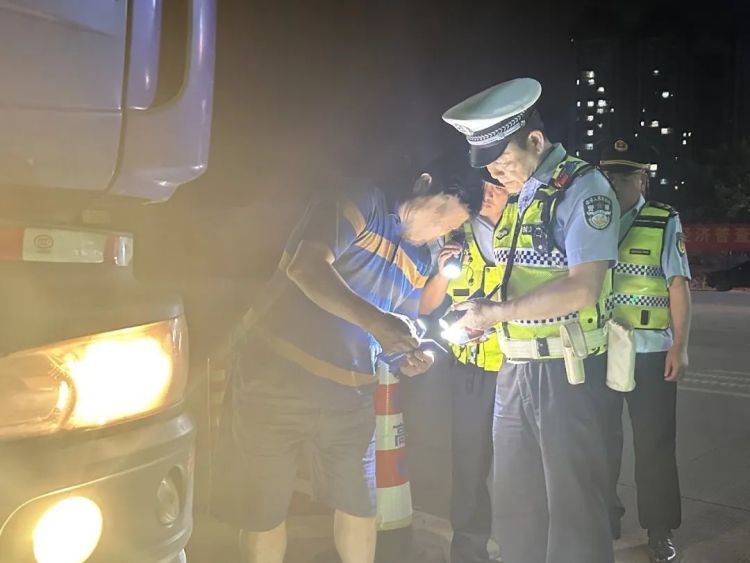 “巨无霸”上高速被拦,他竟手动“开路”,态度嚣张……拘留10天! “巨无霸”上高速被拦,他竟手动“开路”,态度嚣张……拘留10天!