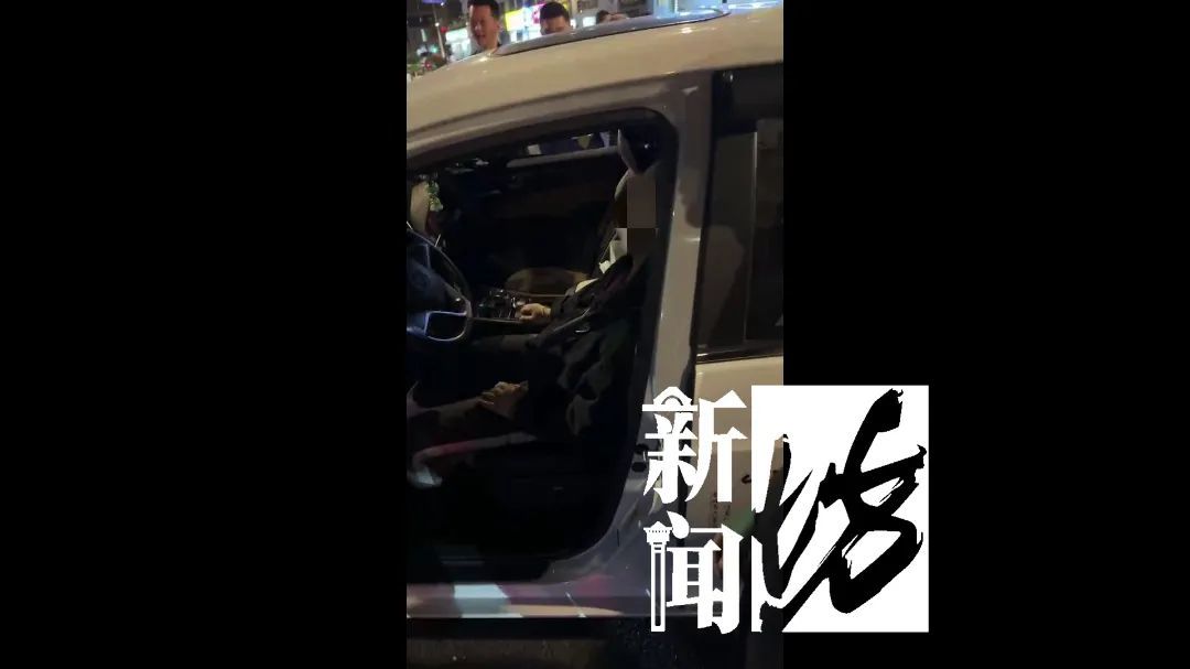 深夜上海街头一车辆侧翻！“神秘”施救人来头不小，警方通报→