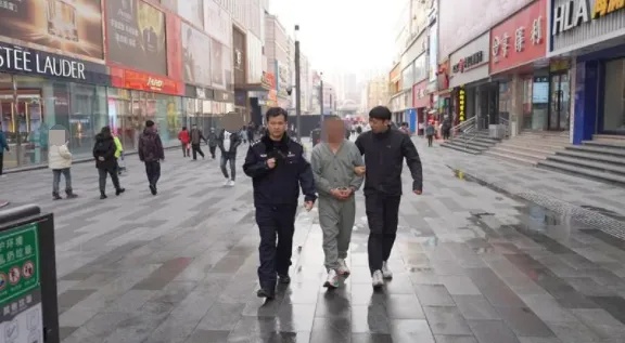 一句“你瞅啥”,1人死亡2人受伤!16年后,三名嫌疑人全部到案! 一句“你瞅啥”,1人死亡2人受伤!16年后,三名嫌疑人全部到案!