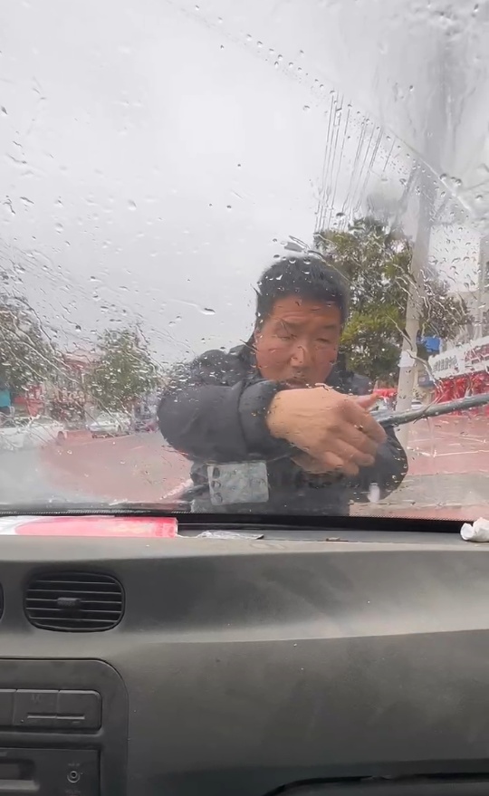 19岁男孩为父亲买车！背后故事感动全网