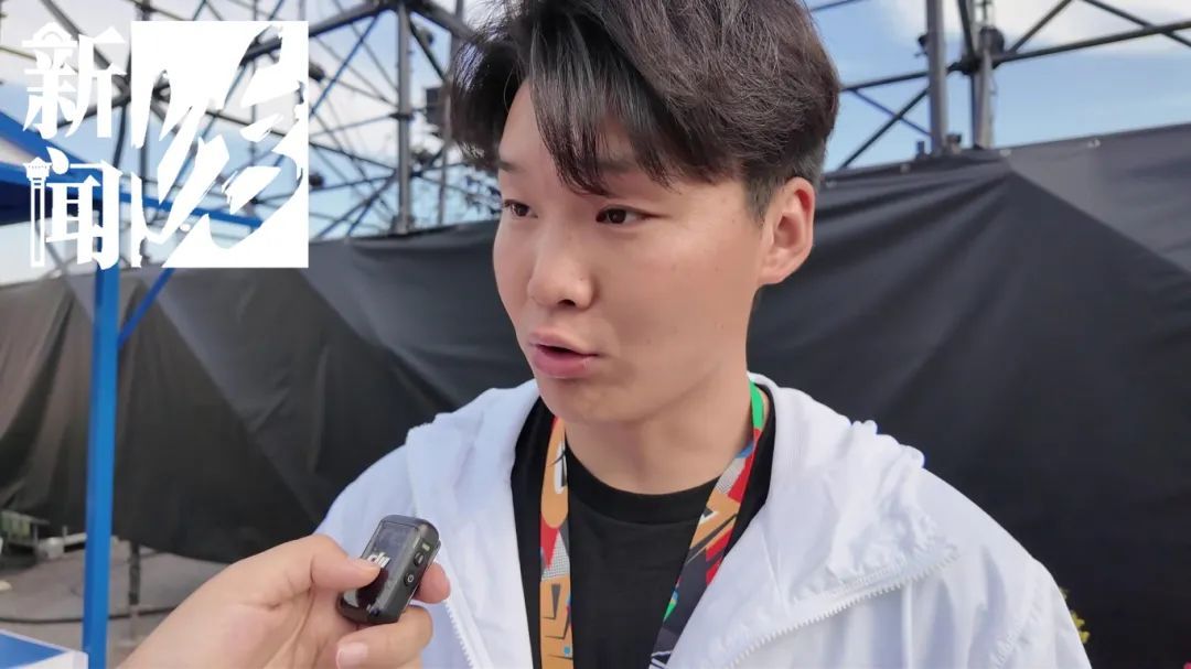 深夜上海街头一车辆侧翻！“神秘”施救人来头不小，警方通报→