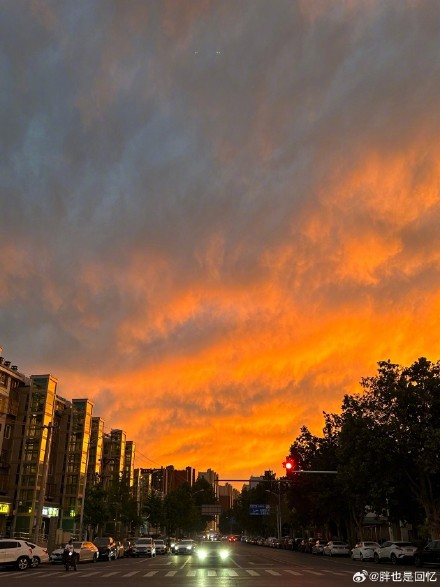 太美了！北京白天七彩祥云傍晚火烧云