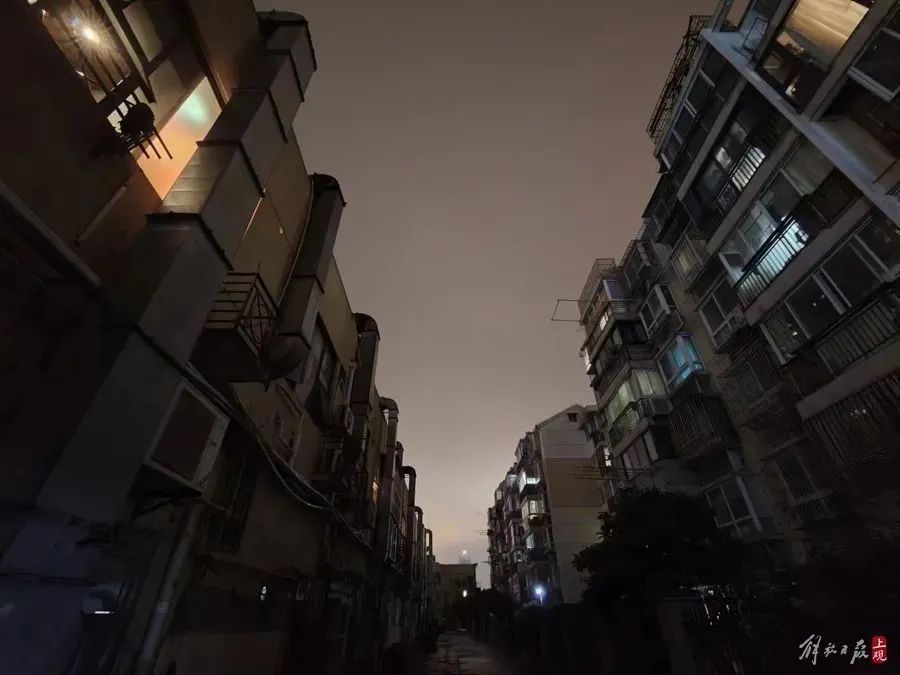 上海一小区居民苦不堪言！后厨距居民楼不到10米！油烟异味噪声苦不堪言……