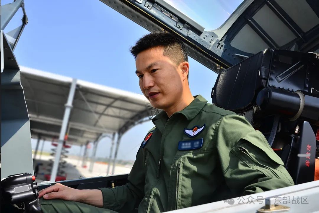 他军校毕业前参加招飞,如今成为特级飞行员,荣立二等功! 他军校毕业前参加招飞,如今成为特级飞行员,荣立二等功!